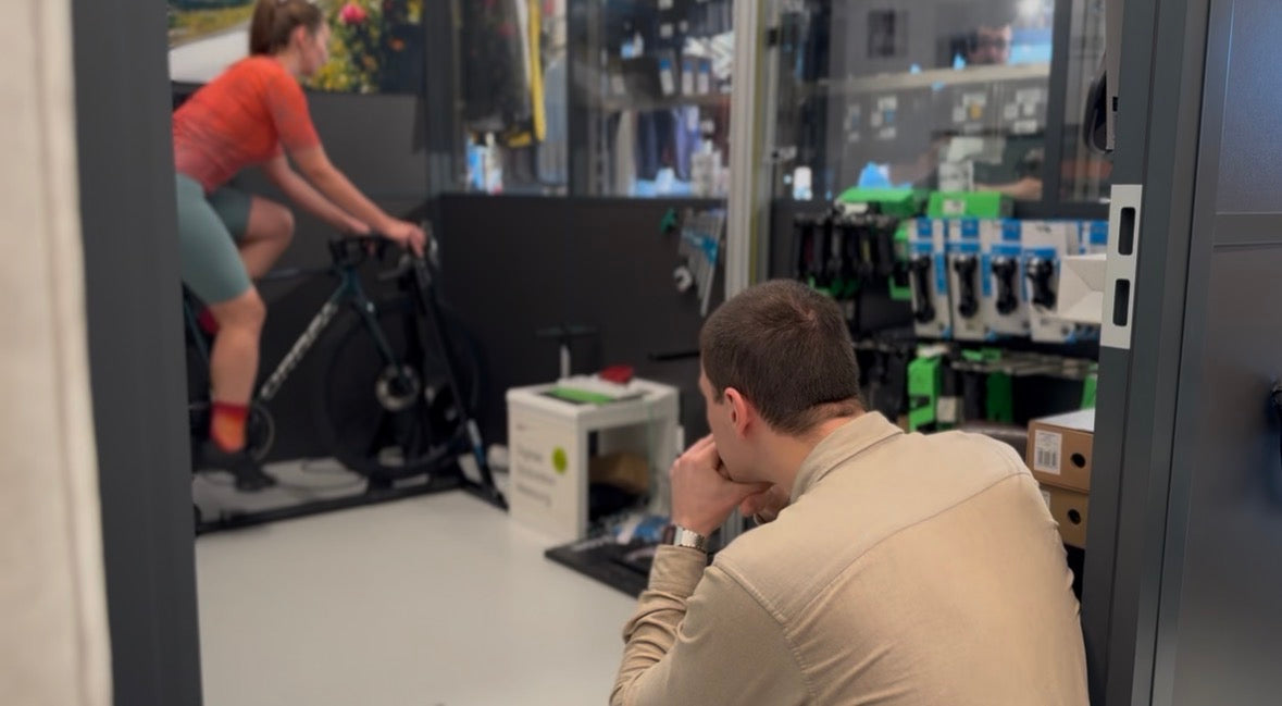 Bike fitting dans l'atelier Bcyclet : réglage de la position d'une cycliste sur home-trainer