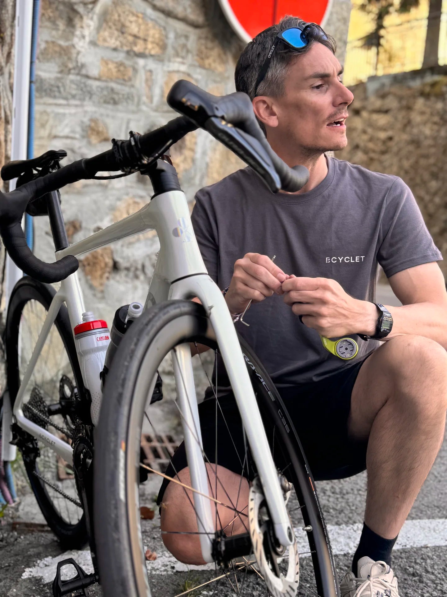 Guide Bcyclet assis à côté de son vélo de route pendant le briefing avant la sortie