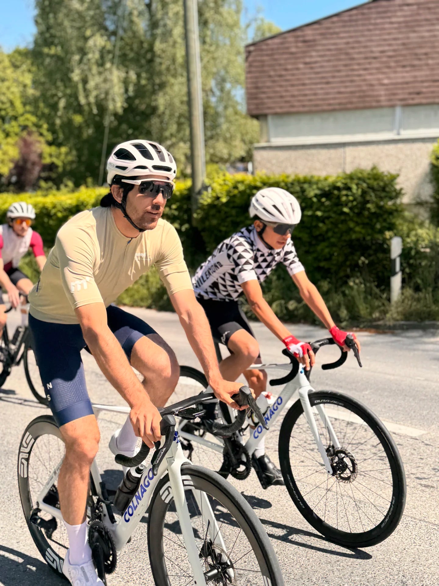 Cyclistes sur vélos de route Colnago pendant une sortie communauté ensoleillée