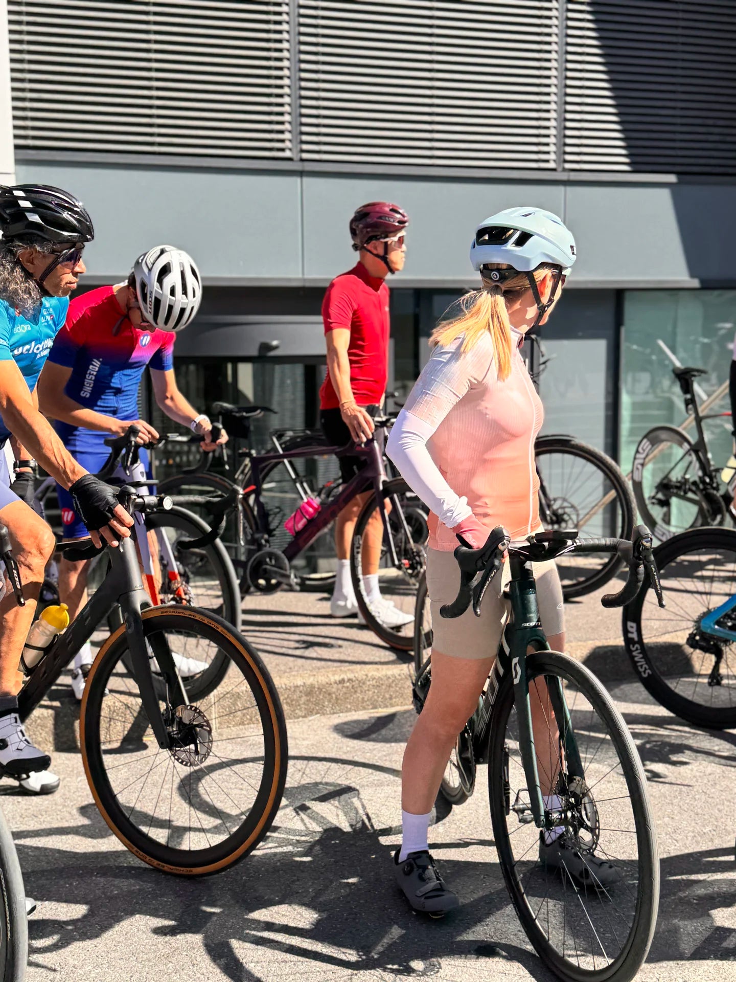 Cyclistes rassemblés devant le magasin Bcyclet avant le départ d'une sortie vélo de route