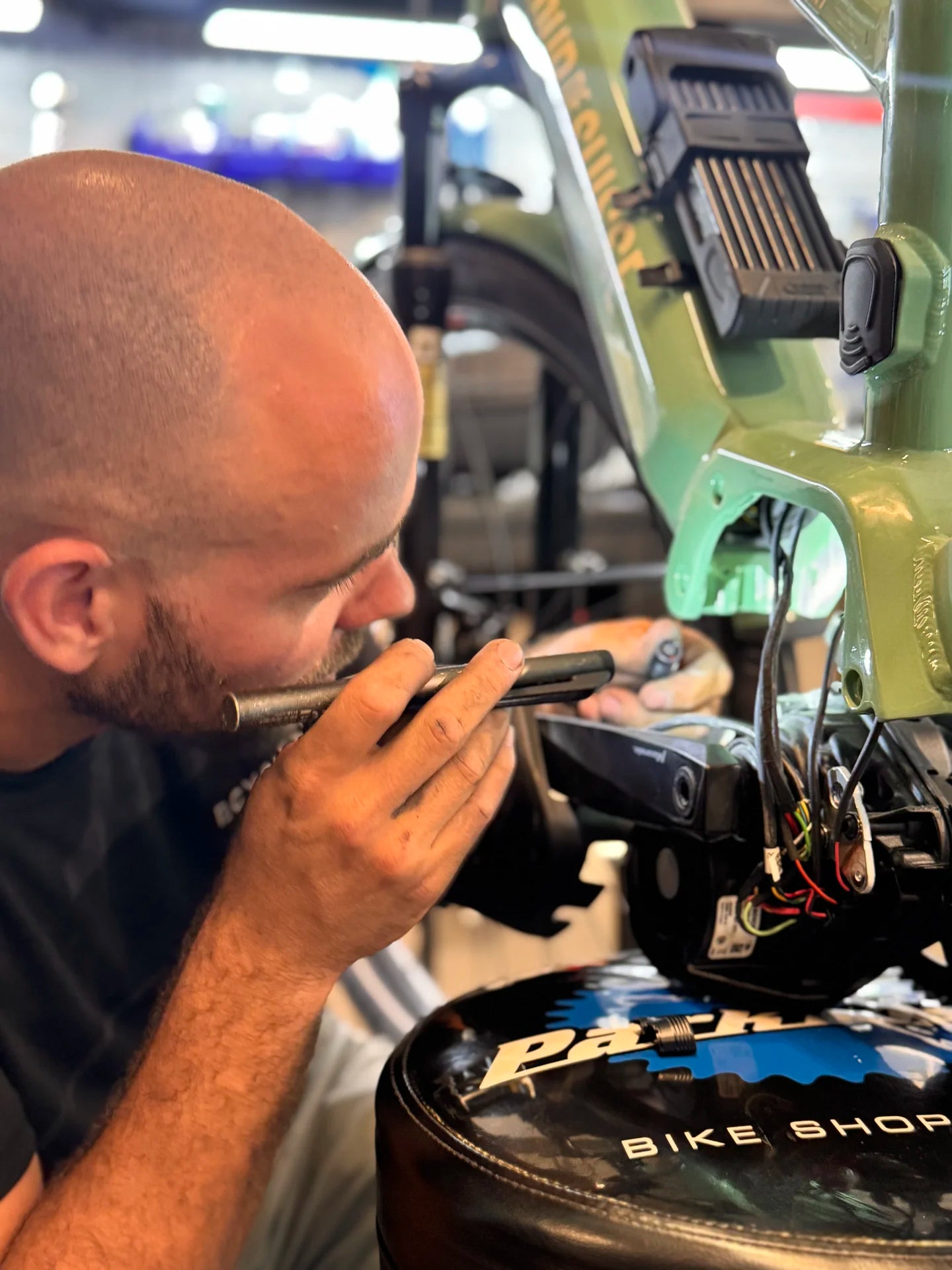 Diagnostic électrique d'un vélo cargo électrique dans l'atelier de réparation