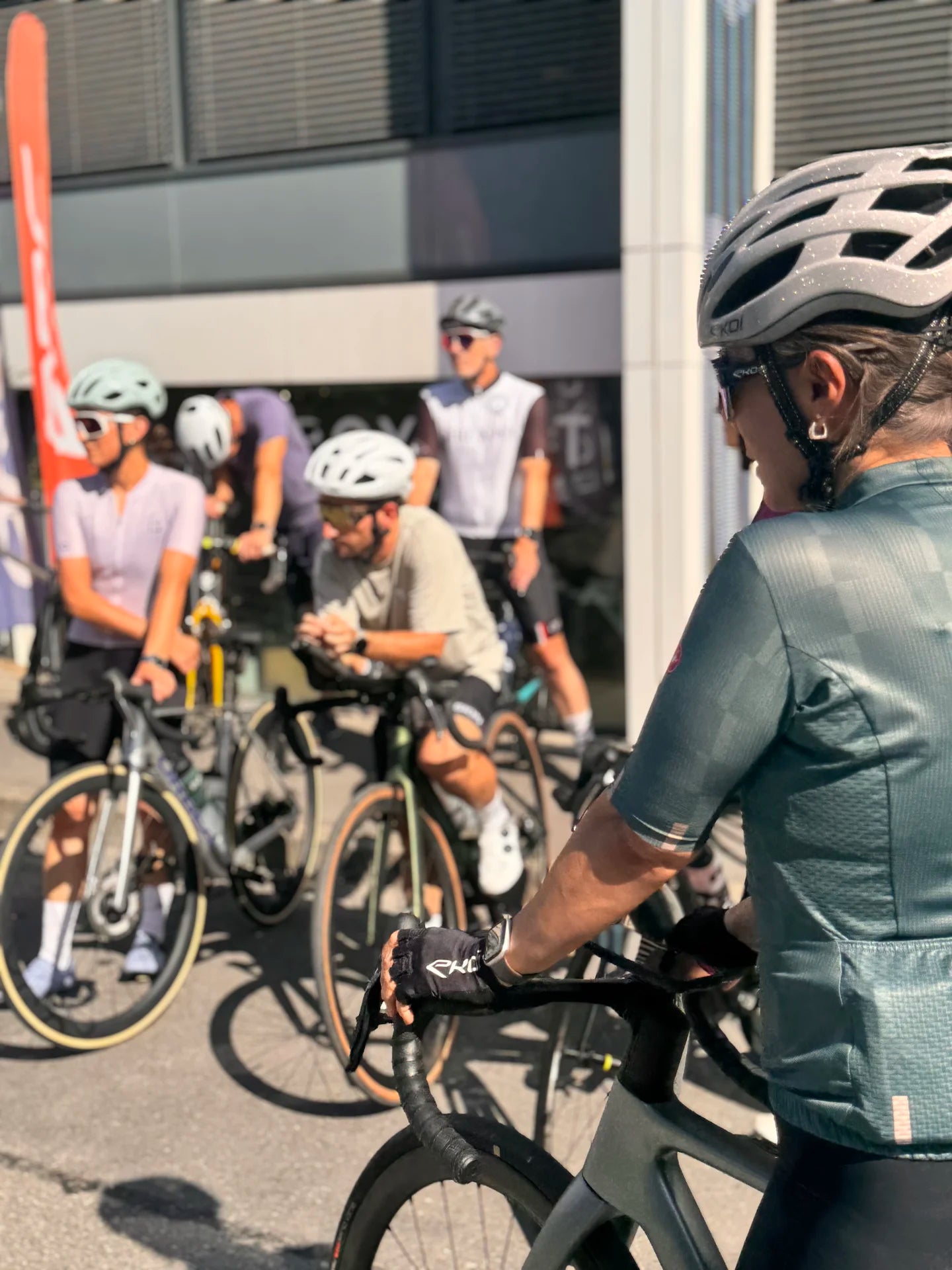 Groupe de riders avec leurs vélos devant la boutique Bcyclet avant une sortie communautaire