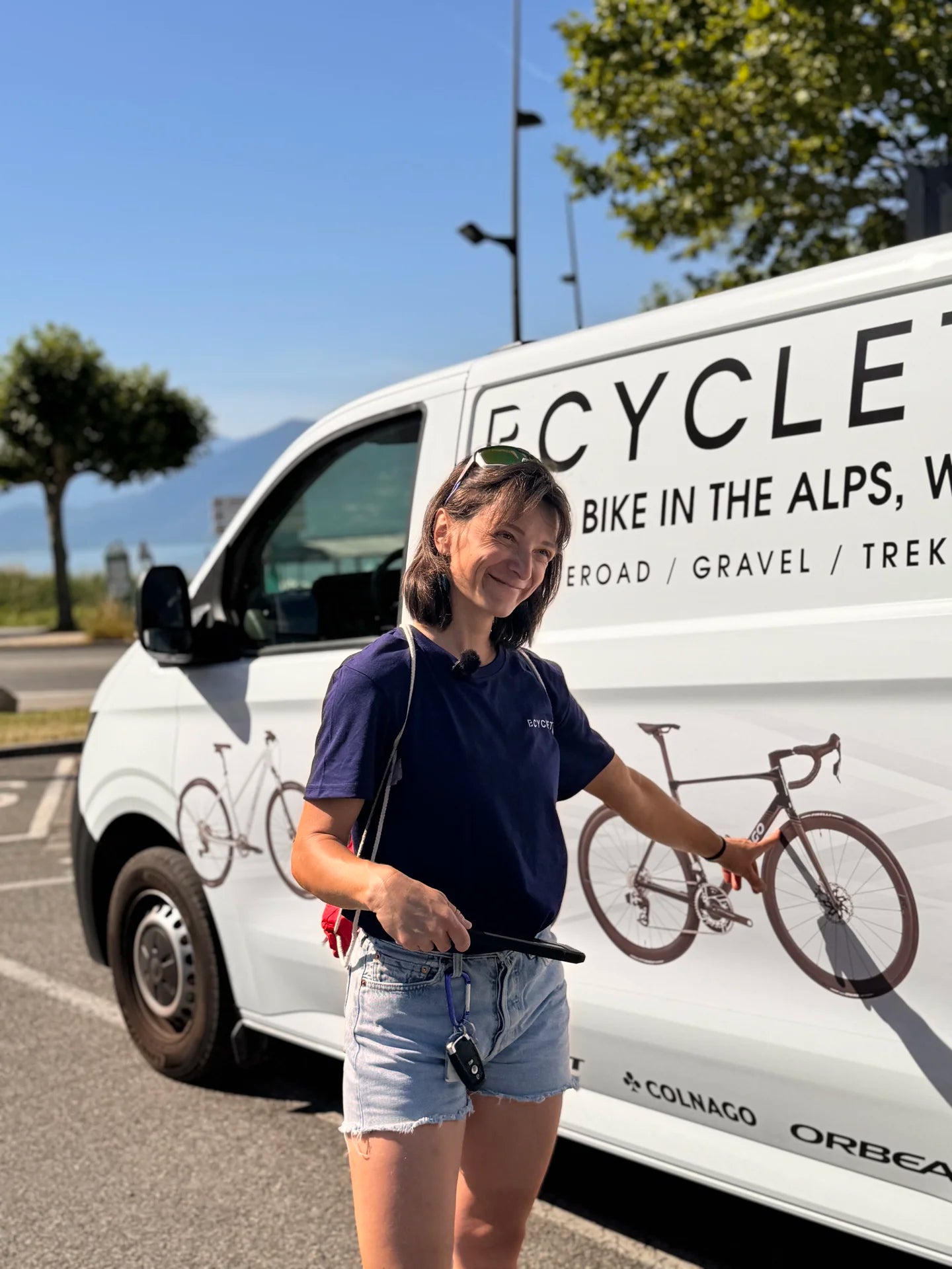 Guide devant le van Bcyclet « Bike in the Alps » pour les sorties road, gravel et trek